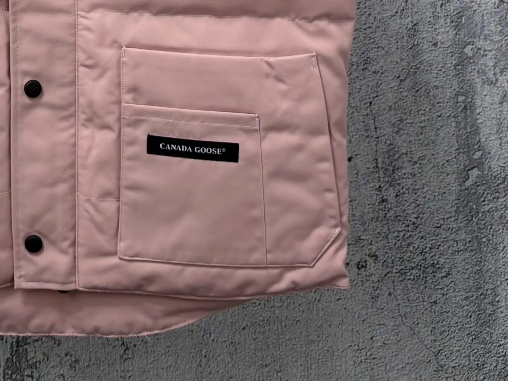 【Canada Goose】Canada Goose #Freestyle Crew 4154M Men’s and Women’s Vest Down# ➖ Imported Behringer embroidery machine and customized 10,000-needle embroidery logo! ➖ Imported 21-count polyester-cotton blended original fabric, using Feather-Light 10D waterproof coating fabric, made of 84.5% polyester fiber and 15.5% cotton, 100% the best feel in the entire network! ➖ The official website of Authentic synchronizes the national standard 80 white duck down, and will never mislead by false claims such as 90 down or goose down! ➖ 100% nylon nylon lining with double double-layer sealing design to prevent velvet from running away. Top-grade polar fleece is used in the collar and pockets to keep warm and comfortable! ➖ Yoshida YKK provides original custom-made electroplated sliders. YKK two-way lockable zippers are tight and smooth and will not peel off paint! ➖ 3M composite original Velcro is durable, and all accessories and hardware are disassembled and customized! ⛔No slander, no exaggeration, no need for too much copywriting, because it is focused, it is professional! SIZE: XS S M L XL XXL